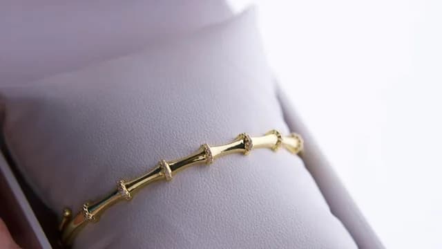 6 Model Gelang Emas Bangle Terbaru dengan Detail Mewah dan Artistik