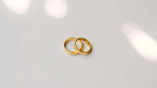 6 Rekomendasi Cincin Tunangan Emas Terbaik untuk Momen Spesial