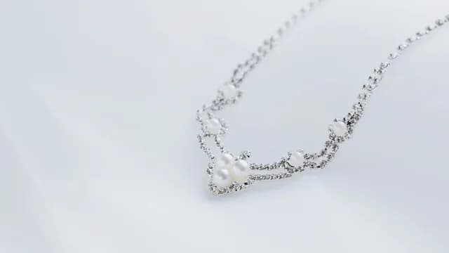 5 Model Kalung Emas Putih Wanita yang Anggun dan Elegan