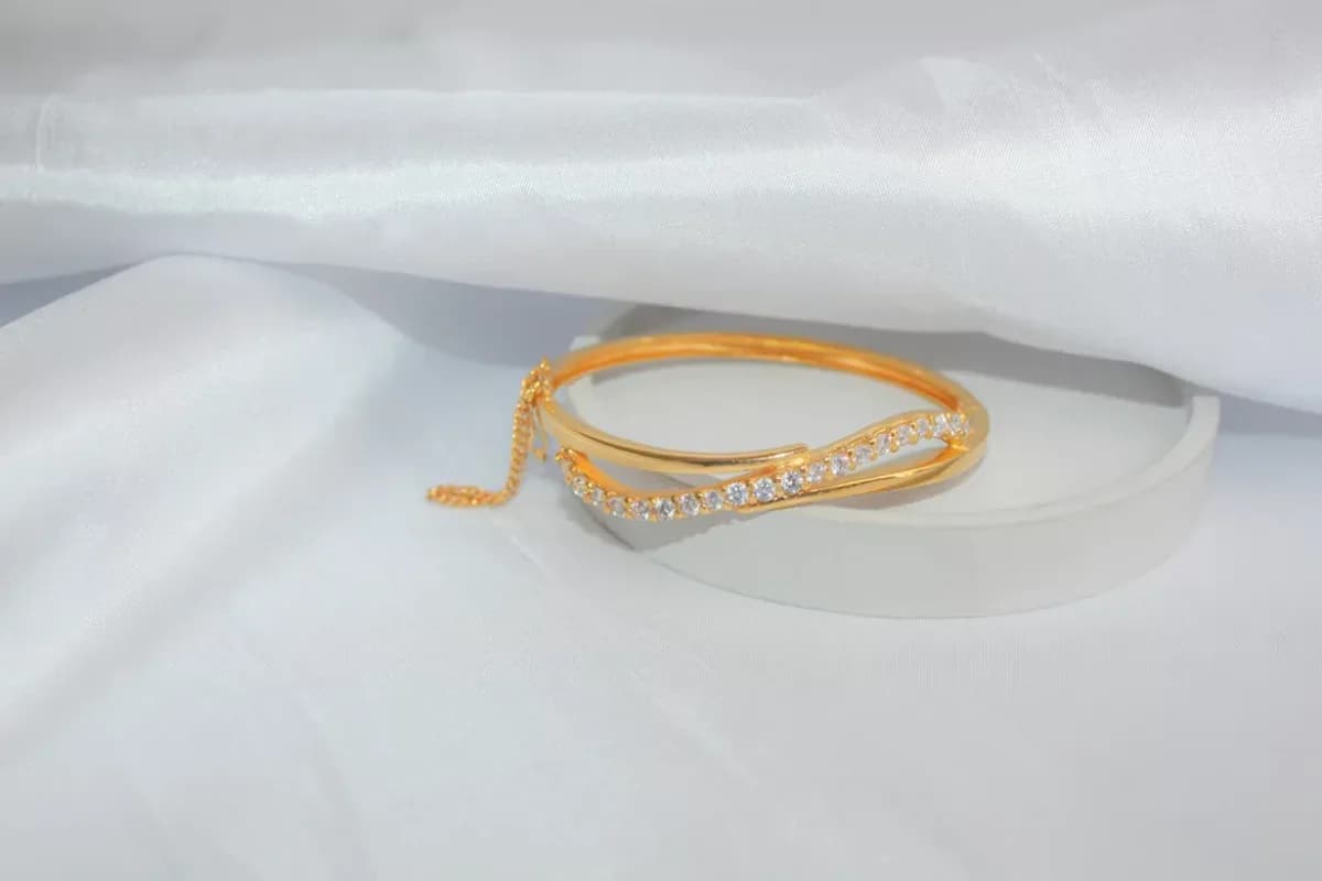 Harga Gelang Emas Berdasarkan Karat, Desain, dan Ongkos Produksi