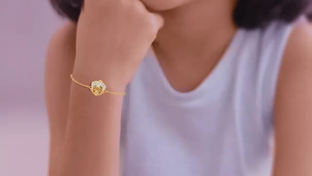 5 Perhiasan Emas untuk Bayi yang Aman, dari Gelang hingga Kalung