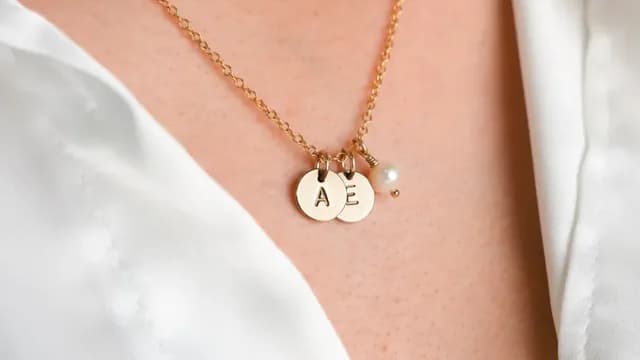 5 Rekomendasi Kalung Emas Huruf yang Lagi Hits