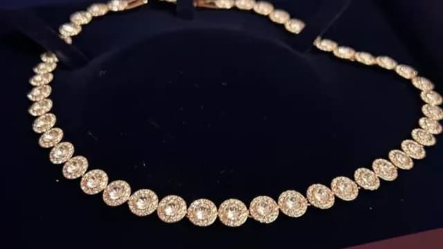 Swarovski Emas atau Bukan? Ini 4 Perbedaan Keduanya