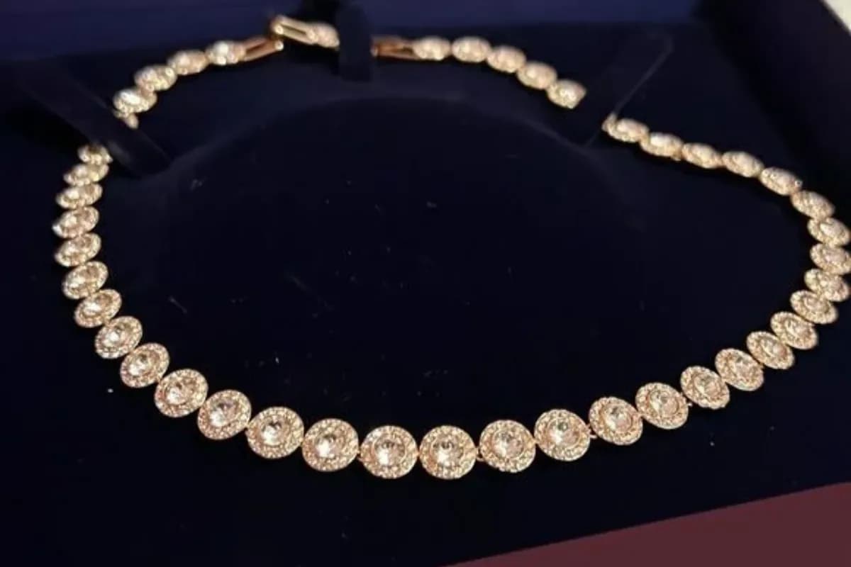 Swarovski Emas atau Bukan? Ini 4 Perbedaan Keduanya