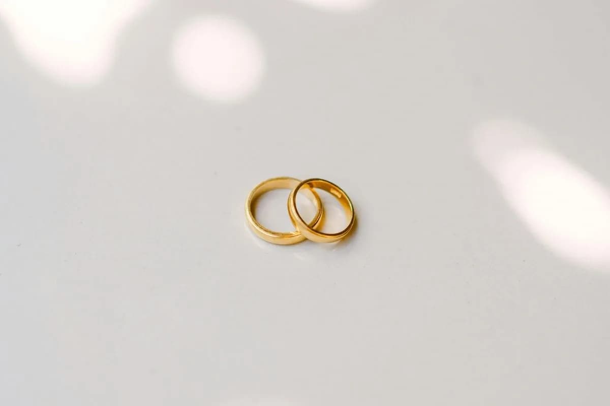 6 Rekomendasi Cincin Tunangan Emas Terbaik untuk Momen Spesial