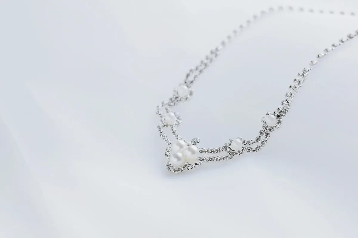 5 Model Kalung Emas Putih Wanita yang Anggun dan Elegan
