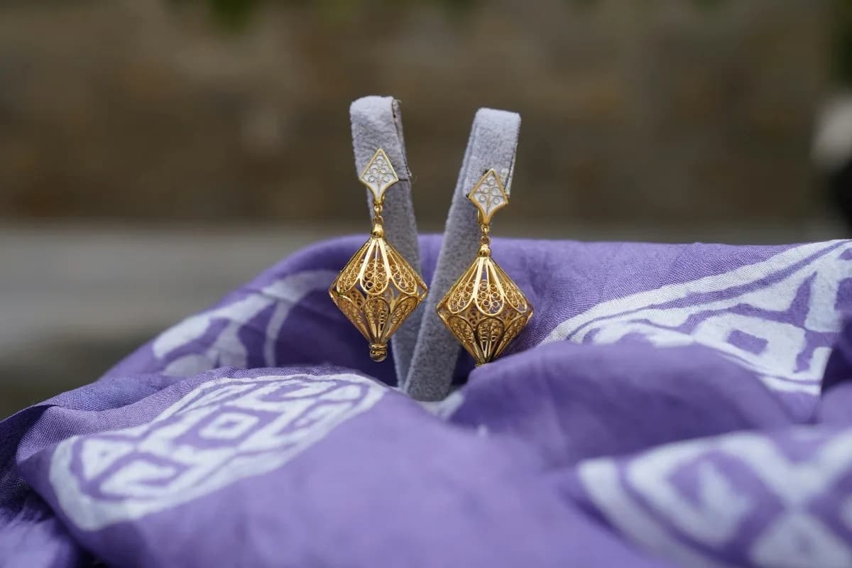 6 Model Anting Emas Simple Elegan yang Menambah Kesan Anggun