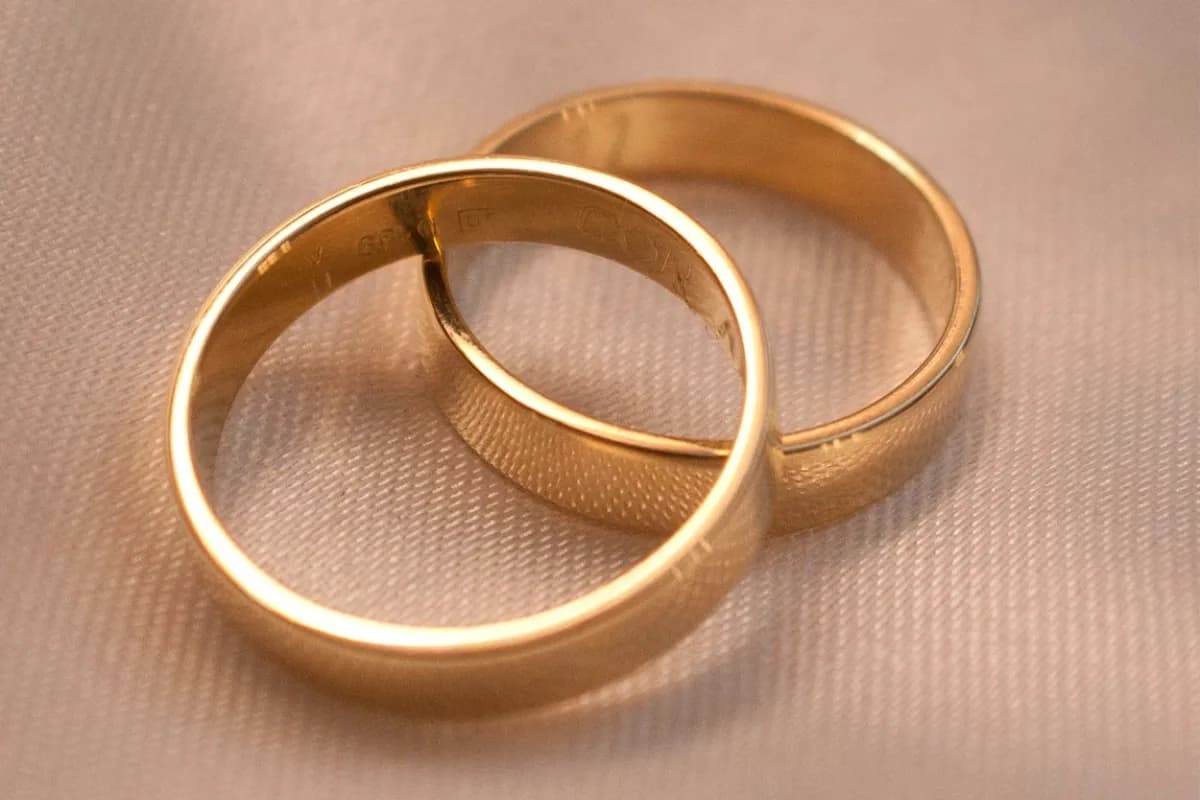 Panduan Memilih Cincin Couple Emas: Model dan Faktor yang Memengaruhi Harga