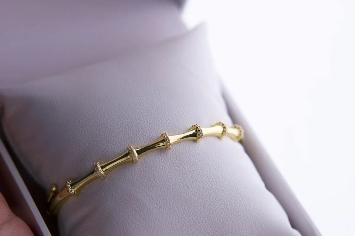 6 Model Gelang Emas Bangle Terbaru dengan Detail Mewah dan Artistik
