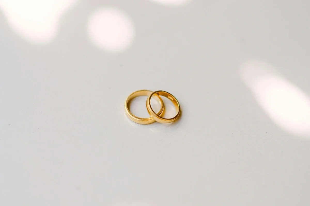 6 Rekomendasi Cincin Tunangan Emas Terbaik untuk Momen Spesial