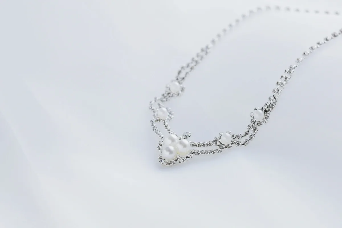 5 Model Kalung Emas Putih Wanita yang Anggun dan Elegan