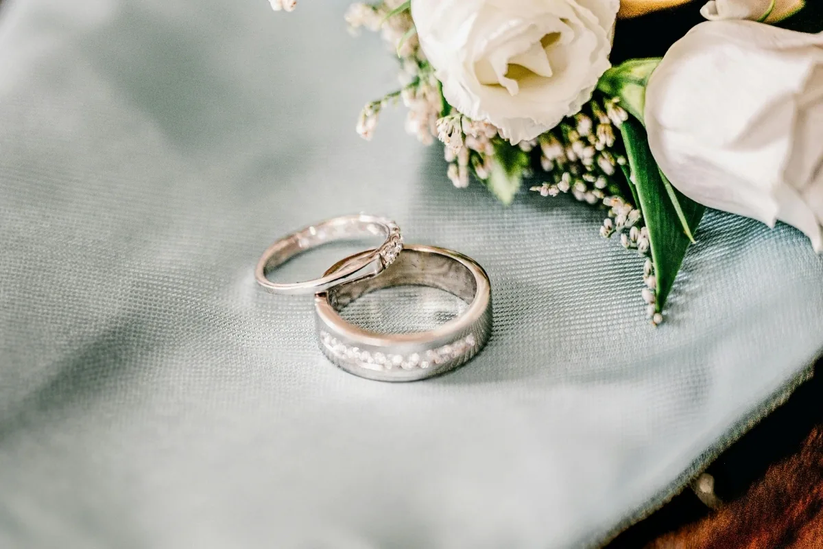 5 Rekomendasi Cincin Emas Putih Elegan & Modern untuk Berbagai Acara