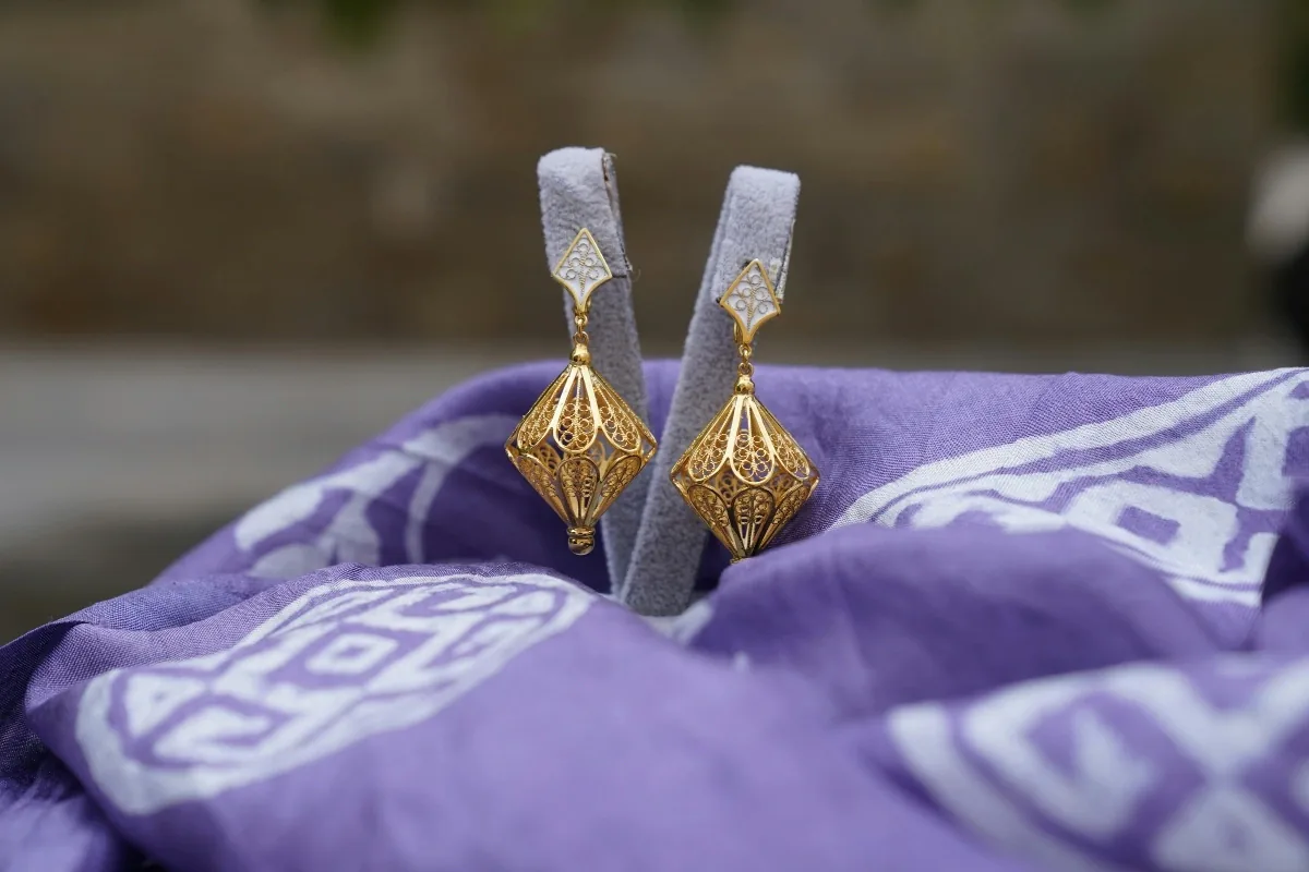 6 Model Anting Emas Simple Elegan yang Menambah Kesan Anggun