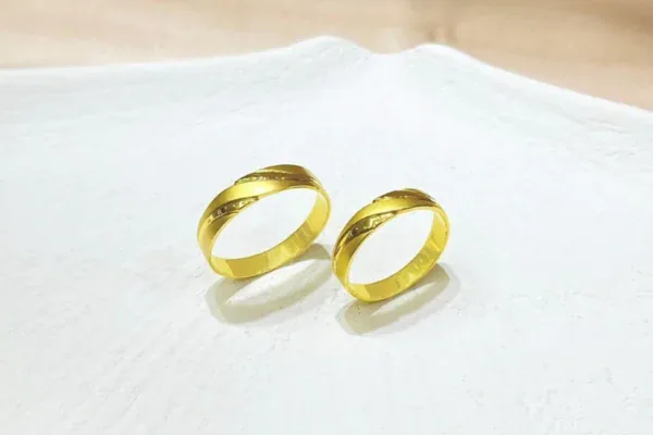 Cincin tunangan couple