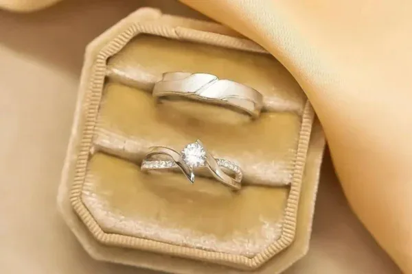 Cincin tunangan emas wanita