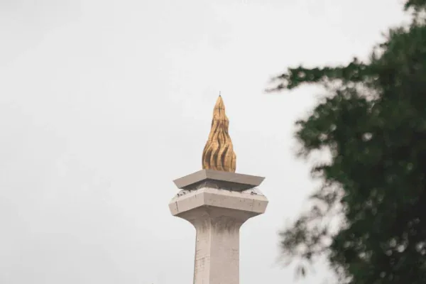 Emas Monas berapa kilo