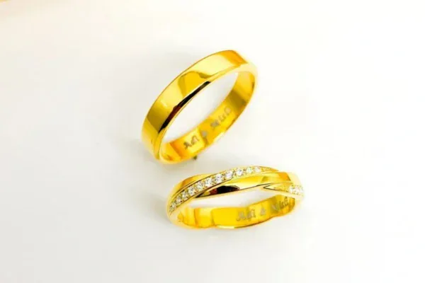 Cincin emas dengan lilitan permata