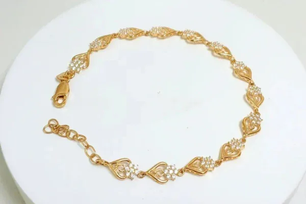 Gelang rantai emas hati dengan aksen permata bunga