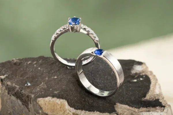 Cincin emas putih wanita