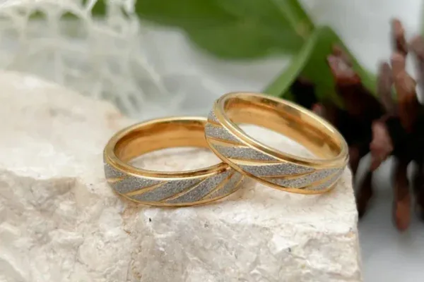 Model cincin tunangan emas terbaru