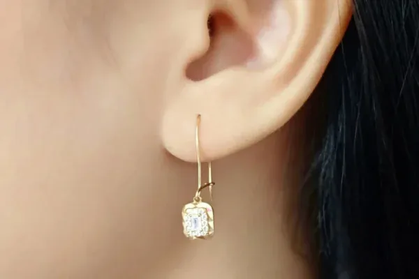 Anting emas dewasa