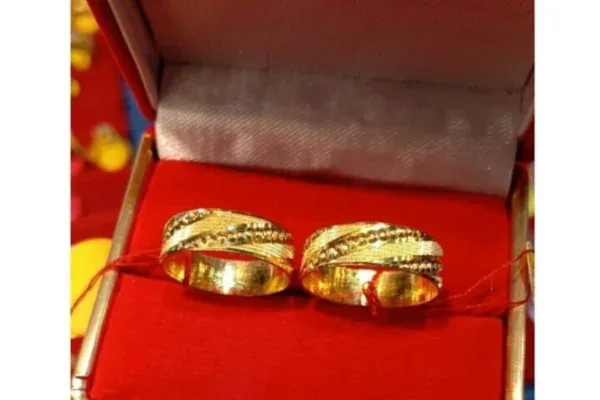 cincin tunangan emas