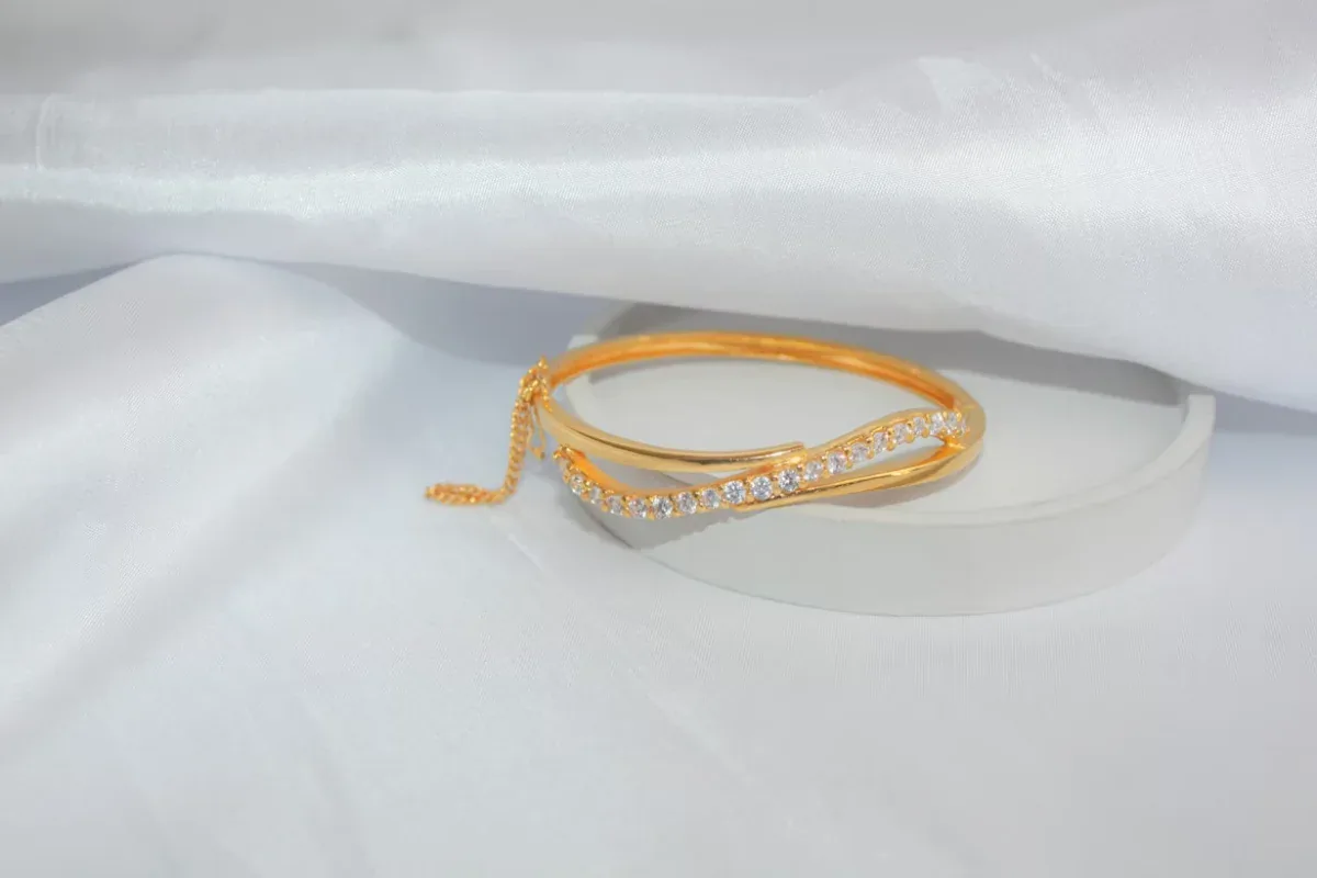 Harga Gelang Emas Berdasarkan Karat, Desain, dan Ongkos Produksi
