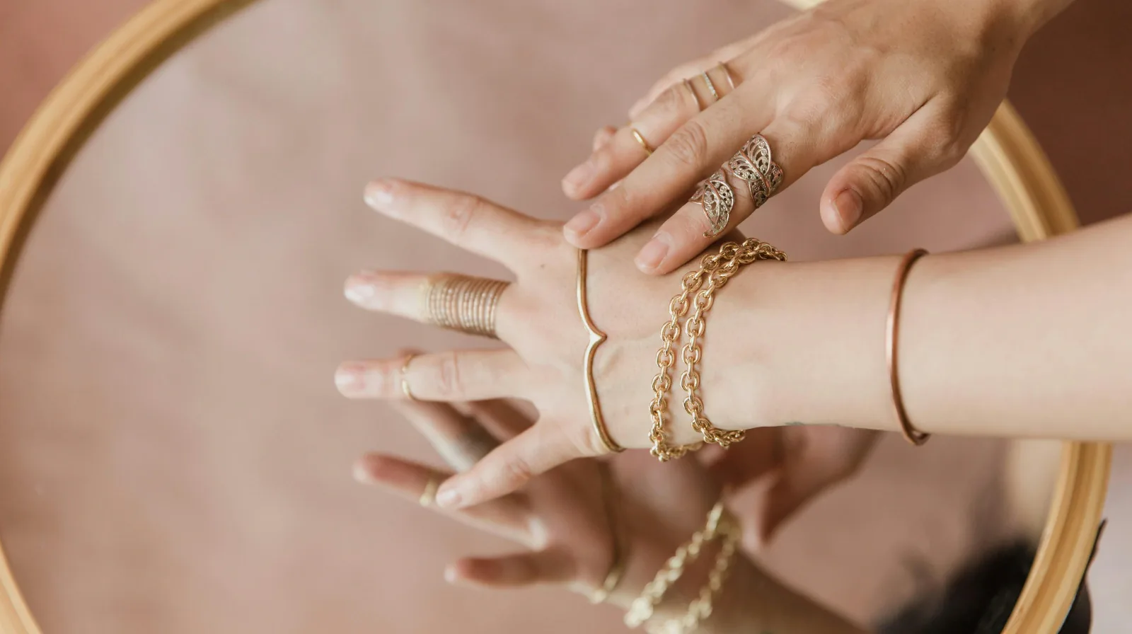 8 Cara Memakai Gelang Emas yang Benar agar Tampil Elegan