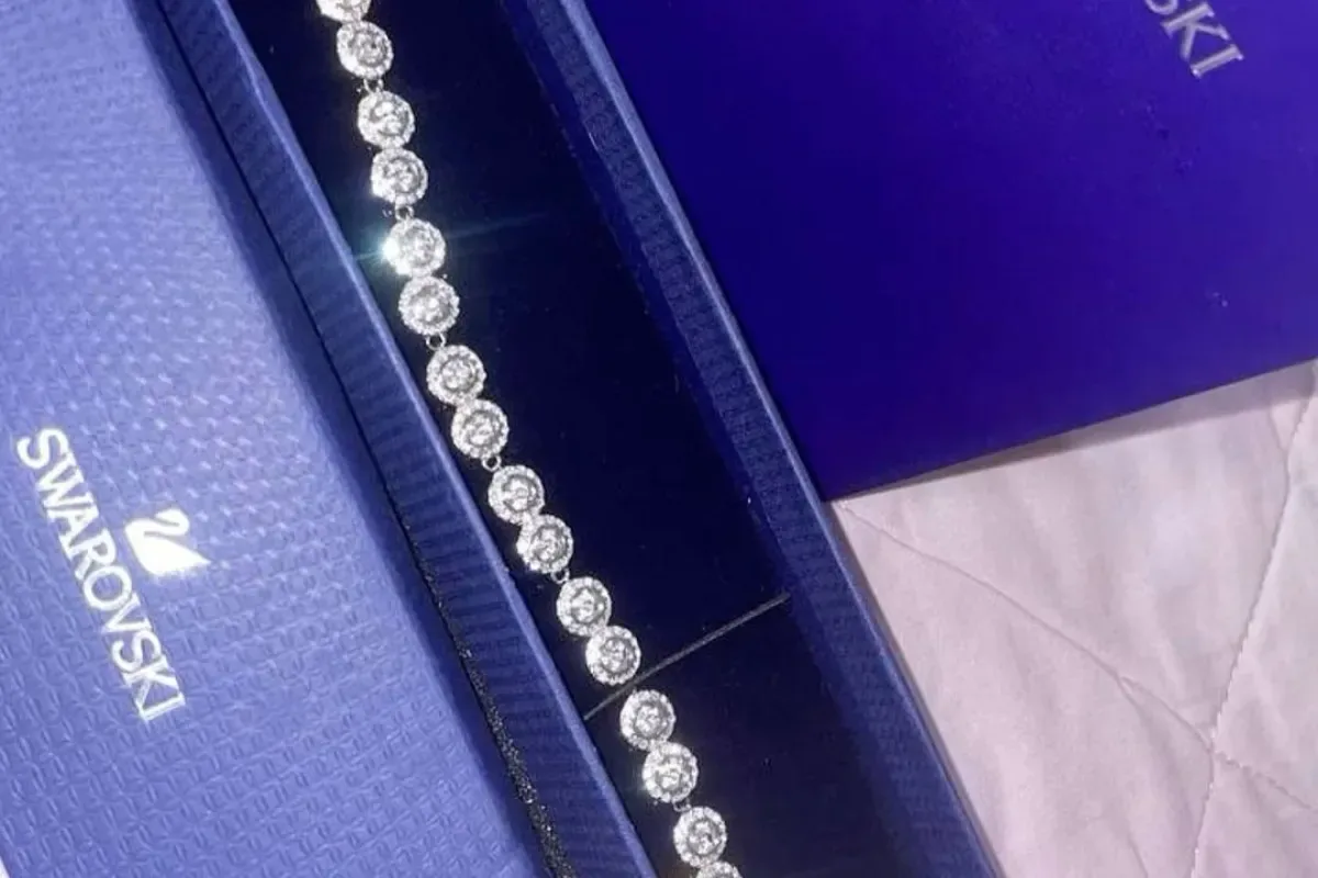 Apakah swarovski emas asli atau bukan