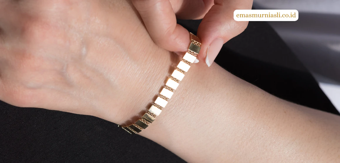Gelang emas wanita elegan dengan desain klasik