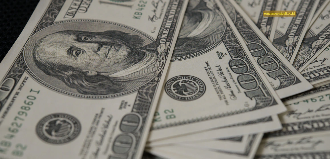 Tumpukan uang kertas pecahan 100 Dolar Amerika Serikat yang merepresentasikan dominasi mata uang dalam wacana dedolarisasi global