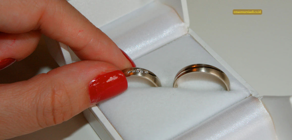 Cincin emas 916 dan tangan wanita