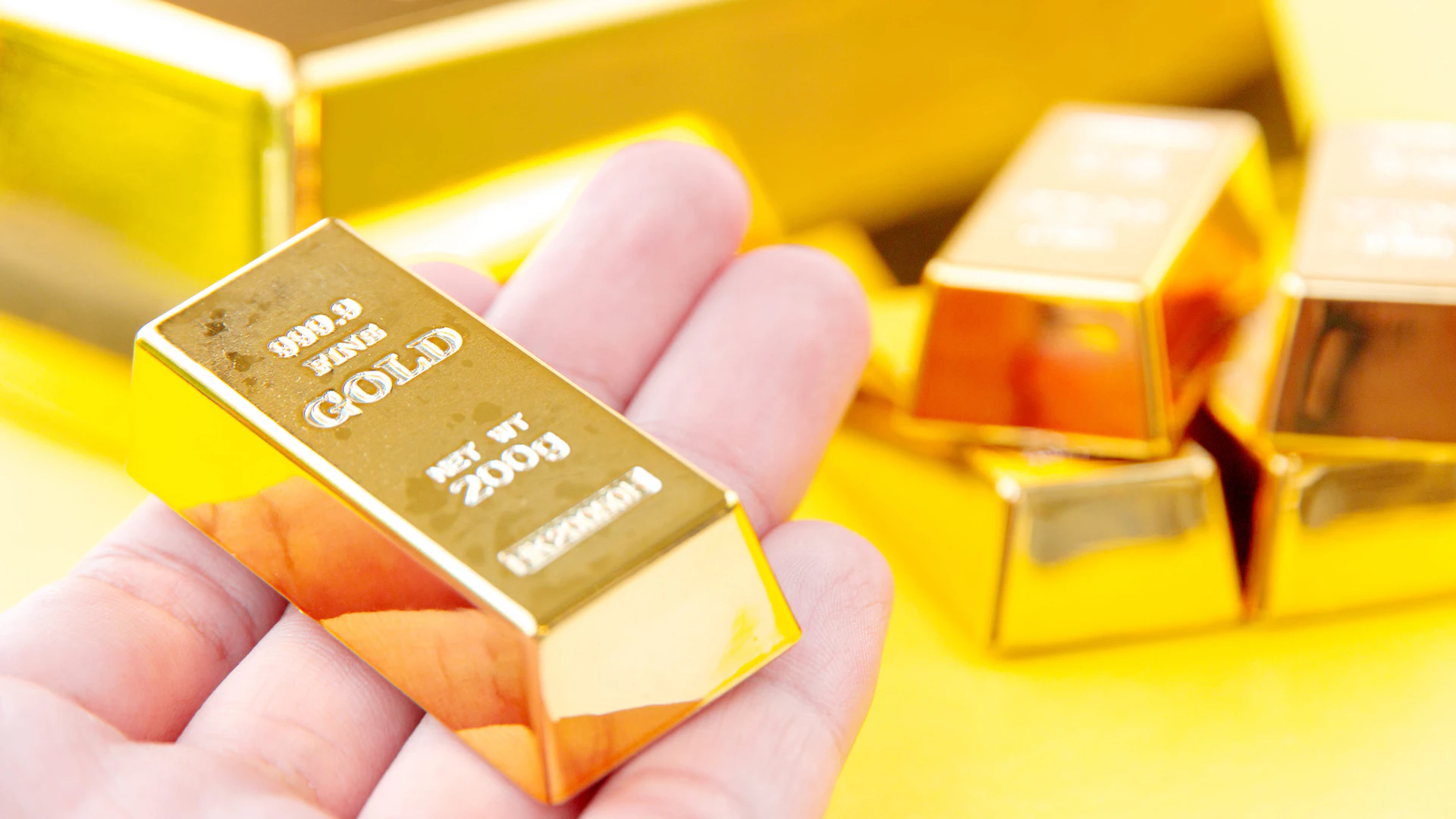 Emas batangan 999.9 fine gold 200 gram di tangan sebagai ilustrasi logam mulia untuk investasi emas