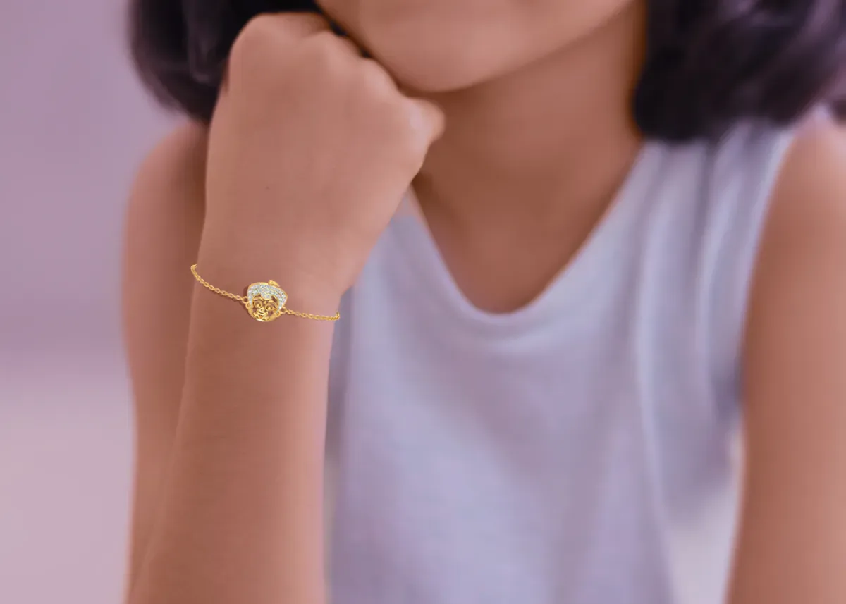 5 Perhiasan Emas untuk Bayi yang Aman, dari Gelang hingga Kalung