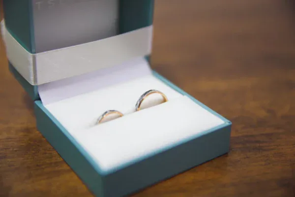 Model cincin couple emas