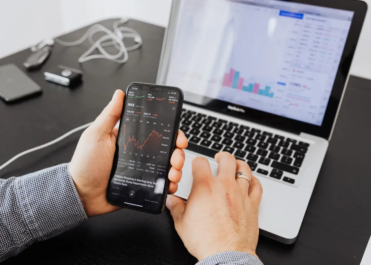 Mending Investasi Emas atau Saham