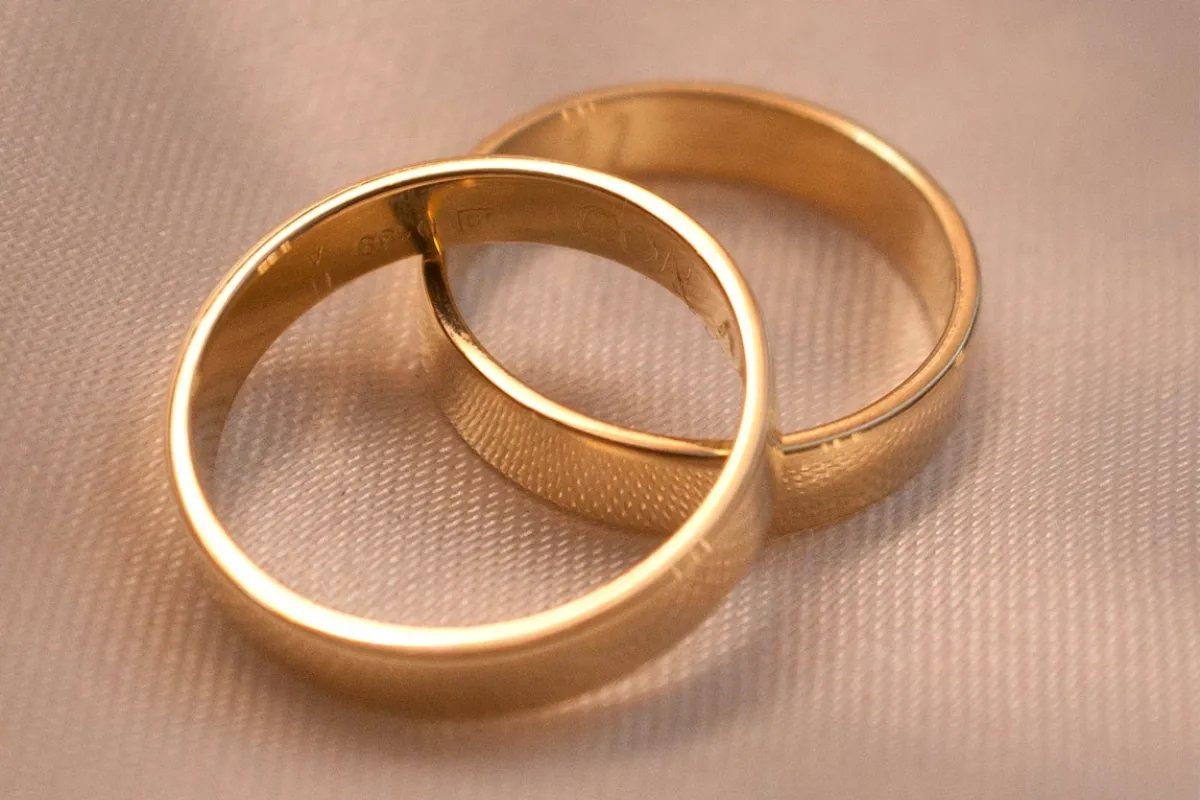Panduan Memilih Cincin Couple Emas: Model dan Faktor yang Memengaruhi Harga