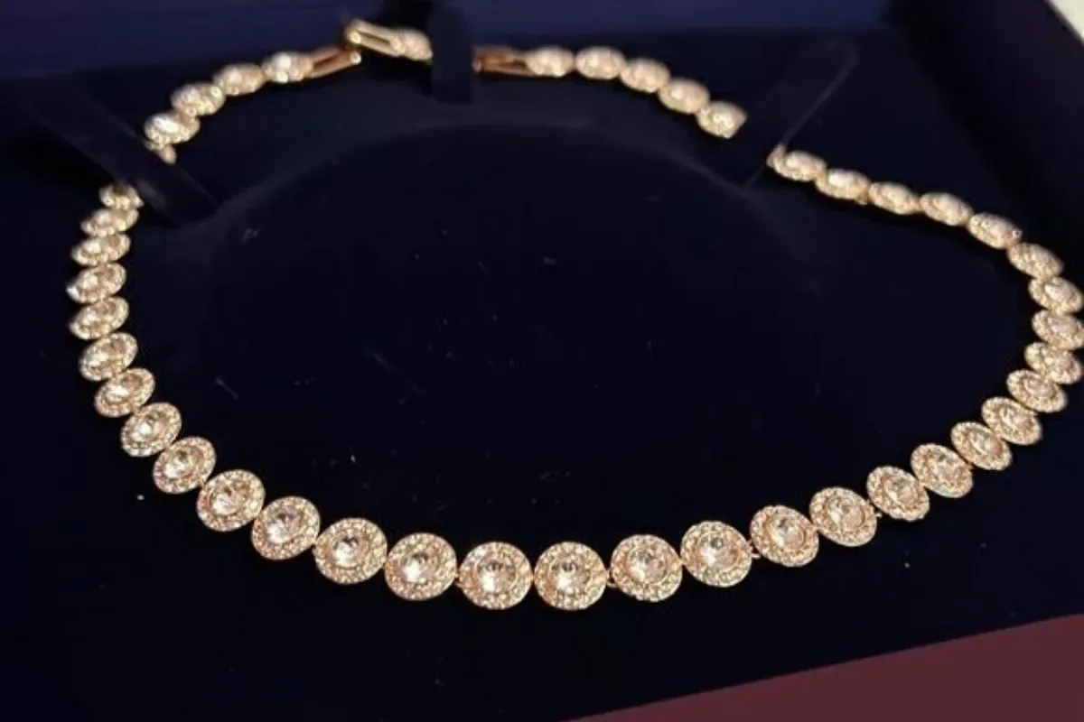 Swarovski Emas atau Bukan? Ini 4 Perbedaan Keduanya