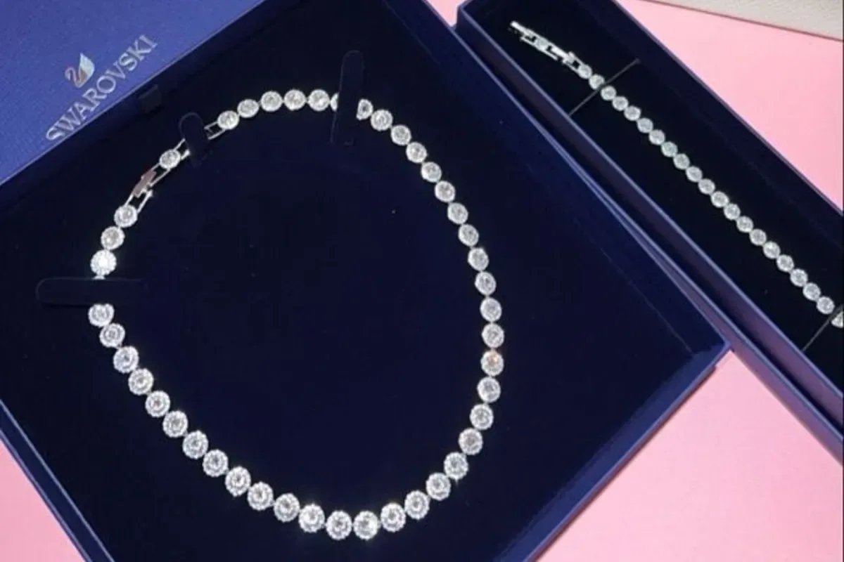 Swarovski emas asli atau bukan