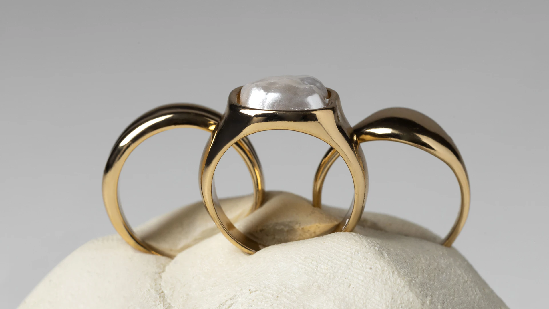 Tiga cincin emas dipajang di atas batu putih