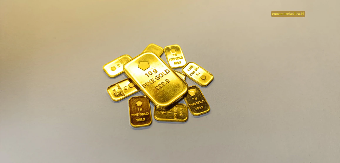 Perbandingan ukuran emas batangan 10 gram dengan gramasi kecil untuk panduan investasi.