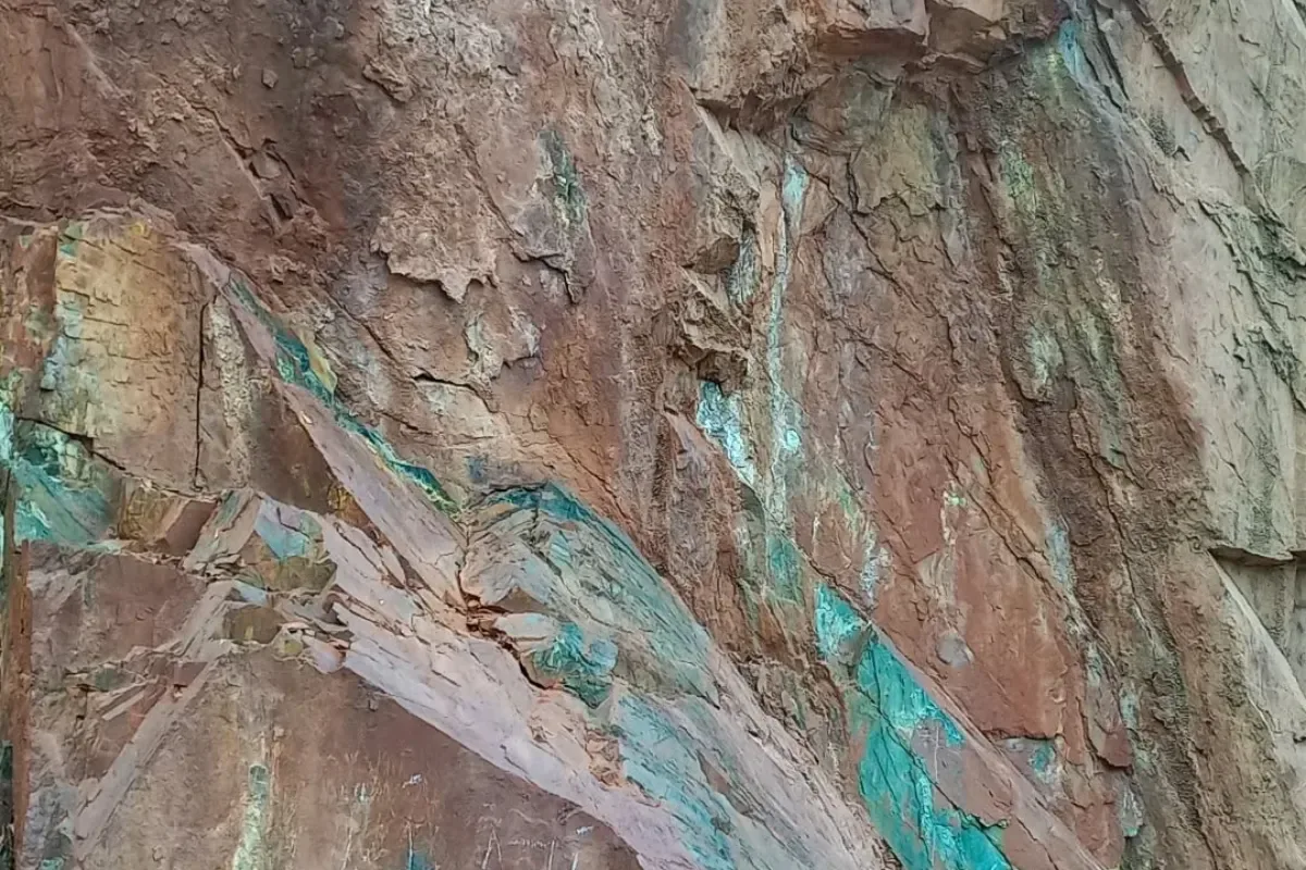 jenis batu mengandung emas