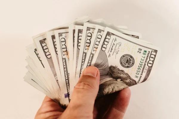 penyebab harga emas turun